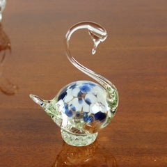 Cigno in vetro artistico vintage realizzato a mano con inclusioni multicolori, Cecoslovacchia