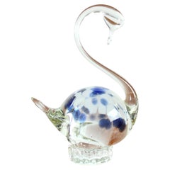 Cigno in vetro artistico vintage realizzato a mano con inclusioni multicolori, Cecoslovacchia