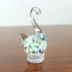Cigno in vetro artistico vintage realizzato a mano con inclusioni multicolori, Cecoslovacchia