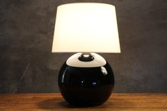 Lampe de table en verre noir et laiton, attribuée à Jacques Adnet, France, années 1950