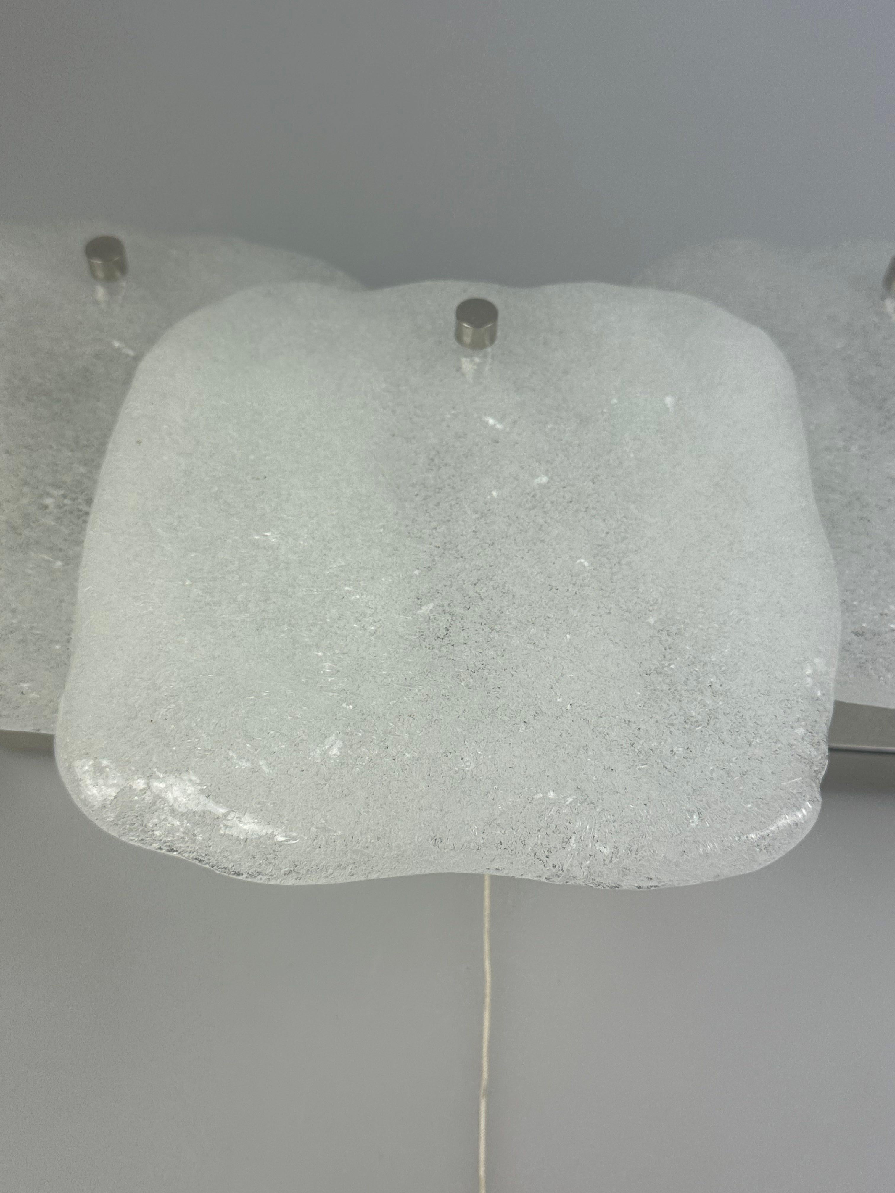 Metallo Lampada da parete in vetro ghiaccio degli anni '60/'70 di J.T. Kalmar, Design Austriaco in vendita