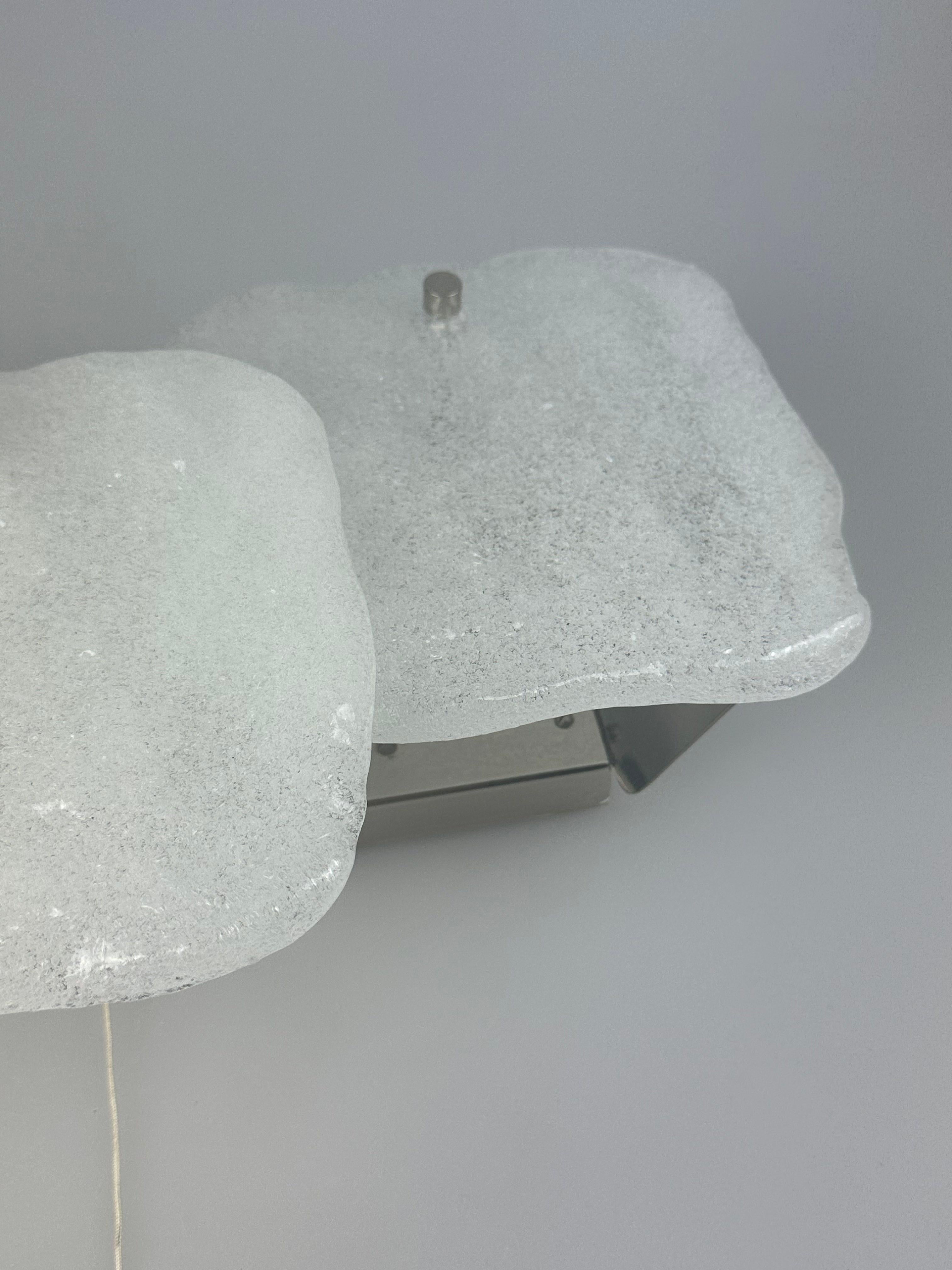 Lampada da parete in vetro ghiaccio degli anni '60/'70 di J.T. Kalmar, Design Austriaco in vendita 1