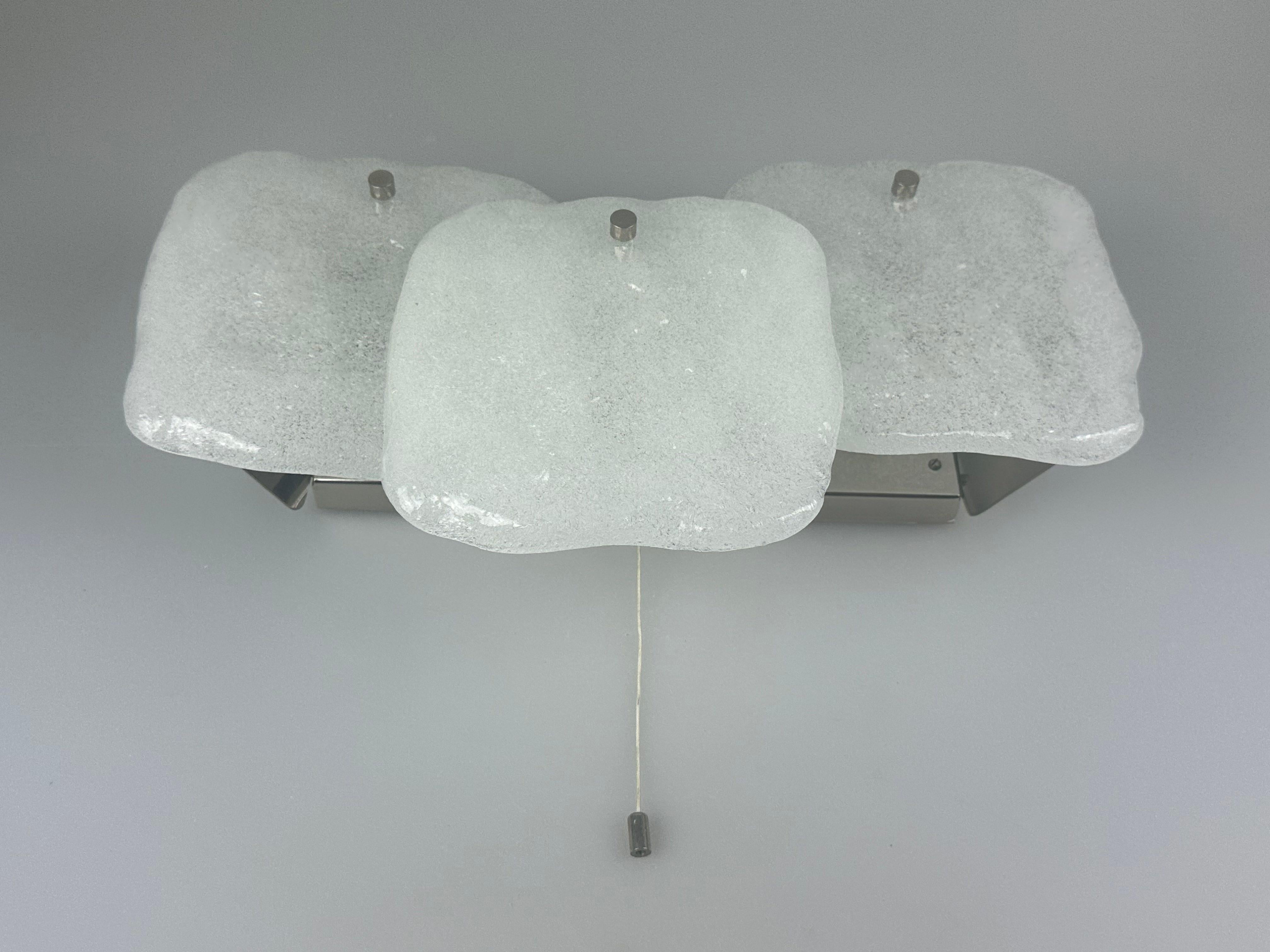 Lampada da parete in vetro ghiaccio degli anni '60/'70 di J.T. Kalmar, Design Austriaco In condizioni buone in vendita a Neuenkirchen, NI