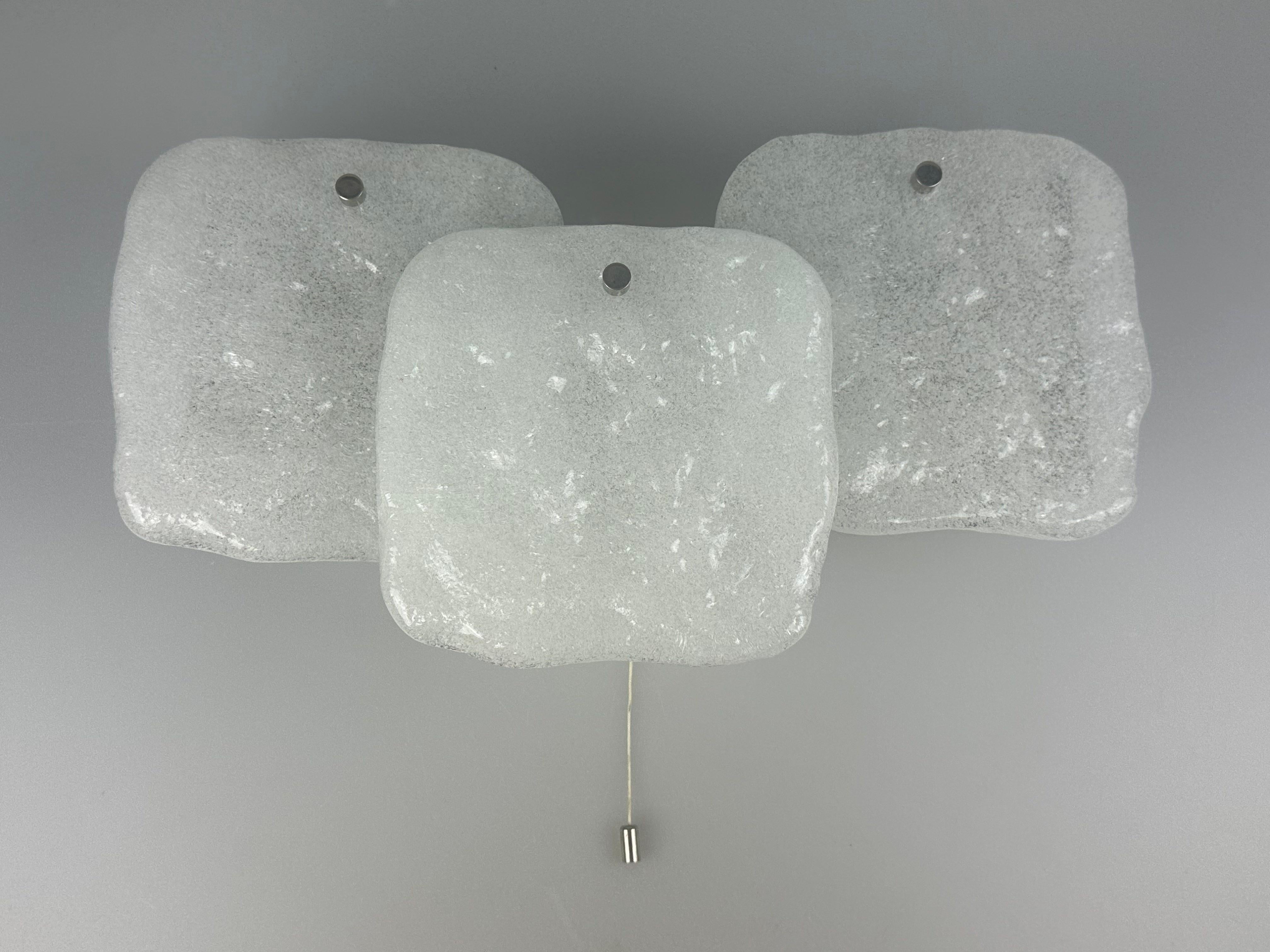 Lampada da parete in vetro ghiaccio degli anni '60/'70 di J.T. Kalmar, Design Austriaco

Objects: Lampada da parete

Produttore: J.T. Kalmar

Condizioni: Buono

Età: circa 1960-1970

Dimensioni:

Larghezza = 41,5 cm
Altezza = 22 cm
Profondità = 11,5