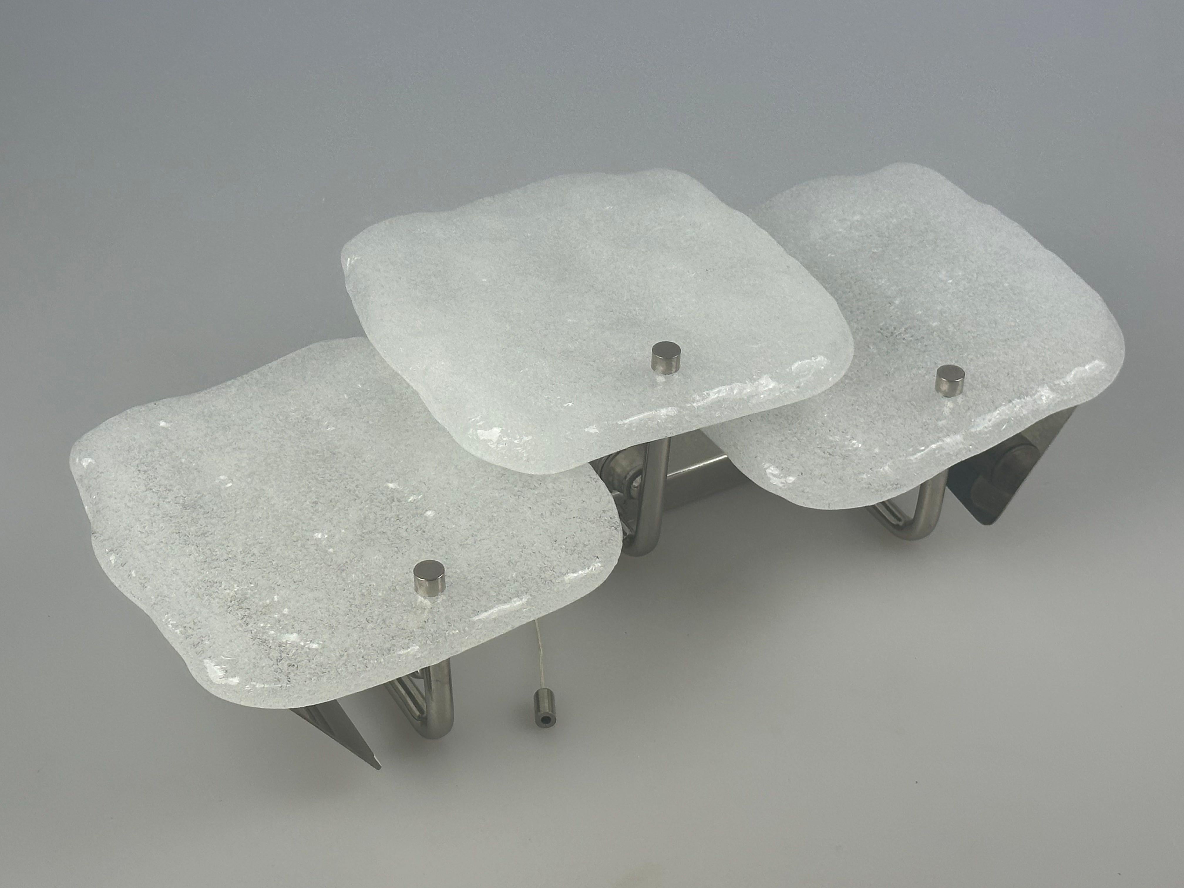 Lampada da parete in vetro ghiaccio degli anni '60/'70 di J.T. Kalmar, Design Austriaco in vendita 4