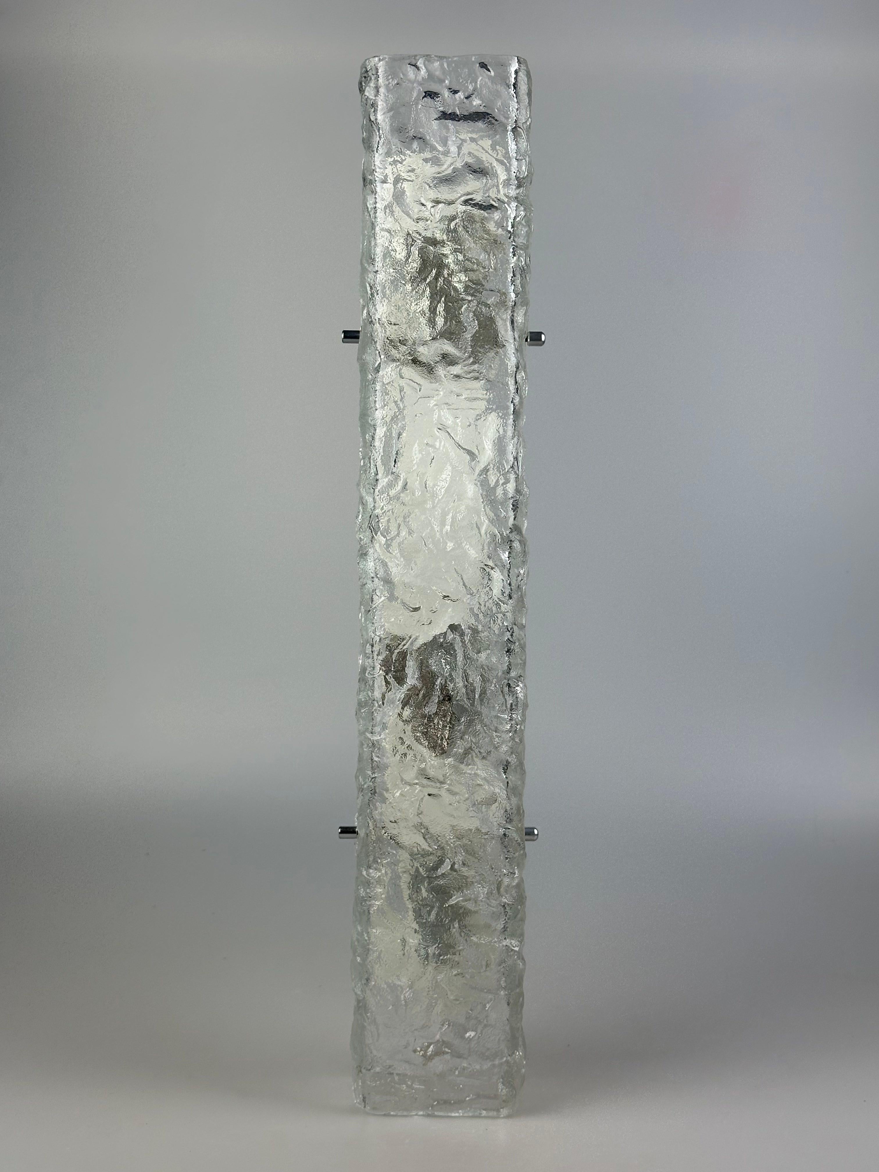 Lampada da parete in vetro ghiaccio degli anni '60/'70 di J.T. Kalmar, Austria Design

Objects: Lampada da parete

Produttore: J.T. Kalmar

Condizioni: Buono

Età: circa 1960-1970

Dimensioni:

Larghezza = 10 cm
Altezza = 60 cm
Profondità = 10