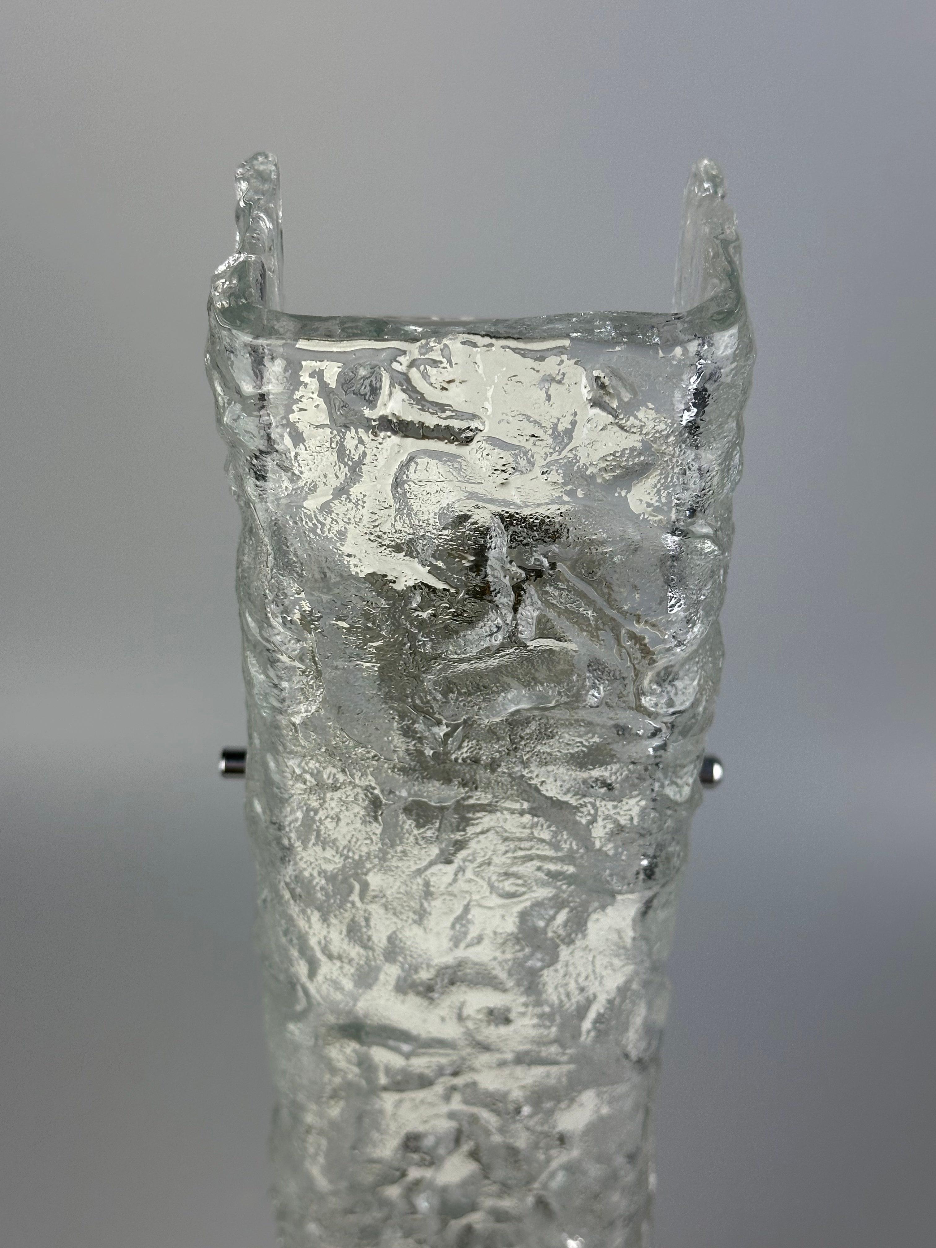Metà XX secolo Lampada da parete in vetro ghiaccio degli anni '60/'70 di J.T. Kalmar, Design Austriaco in vendita