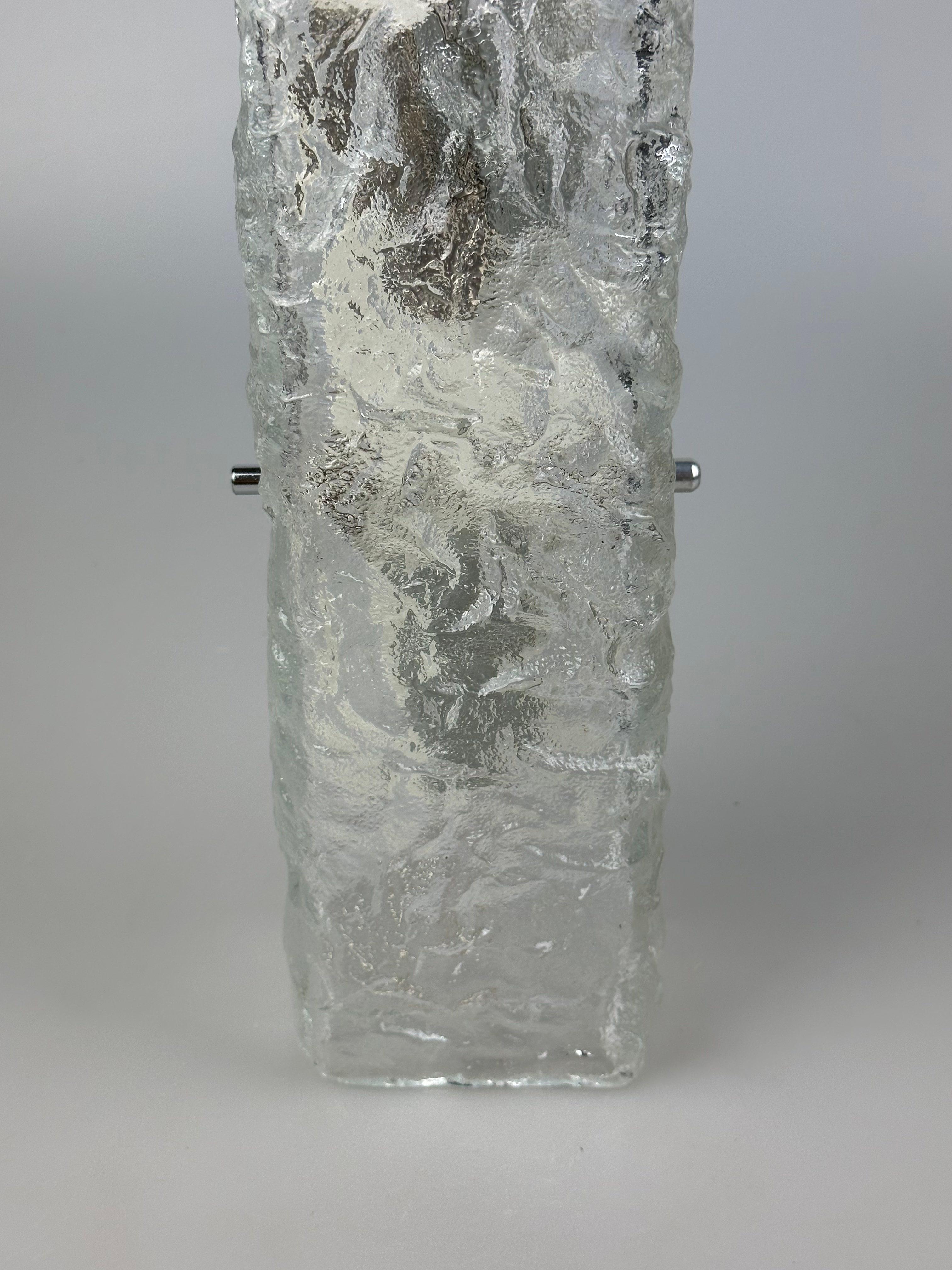 Metallo Lampada da parete in vetro ghiaccio degli anni '60/'70 di J.T. Kalmar, Design Austriaco in vendita