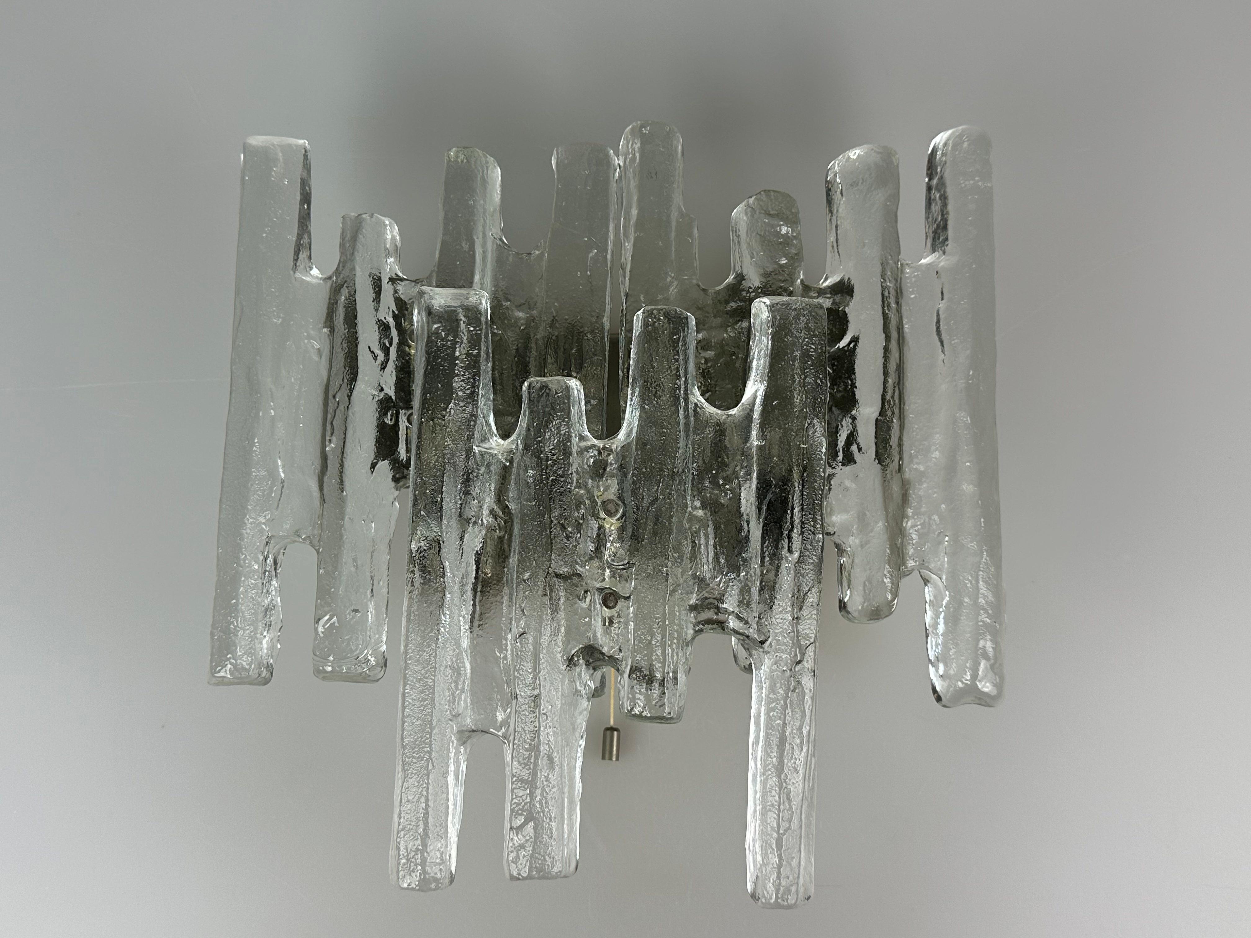 Applique en verre glacé des années 1960/70 par J.T. Kalmar, Autriche Design/One

Objet : Lampe murale

Fabricant : J.T. Kalmar

Condit : Bon

Age : vers 1960-1970

Dimensions :

Largeur = 33cm
Hauteur = 34cm
Profondeur = 14cm

Autres notes :

4x E14