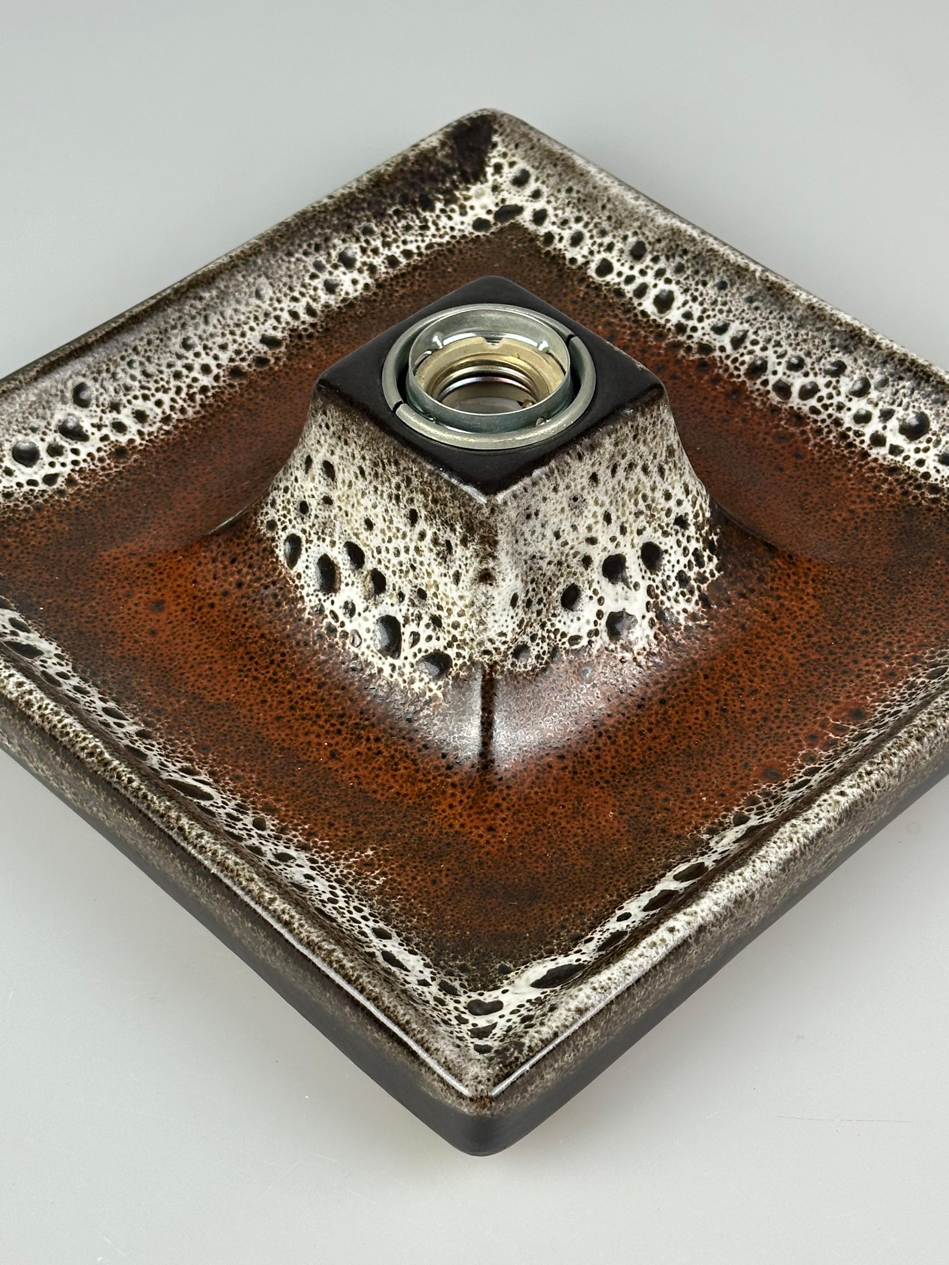 Lampada da parete in ceramica degli anni '60/'70, applique di metà secolo, A Space Age Design in vendita 1