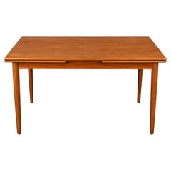 Años 60 y 70. Mesa de comedor extensible de teca. Fabricada en Dinamarca. Diseño danés.