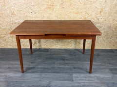 Años 60 y 70. Mesa de comedor extensible de teca. Fabricada en Dinamarca. Diseño danés.