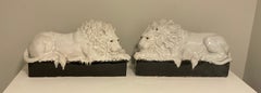 Coppia di statuine vintage in ceramica raffiguranti leoni, in stile Mid-Century Modern, nei colori bianco e nero