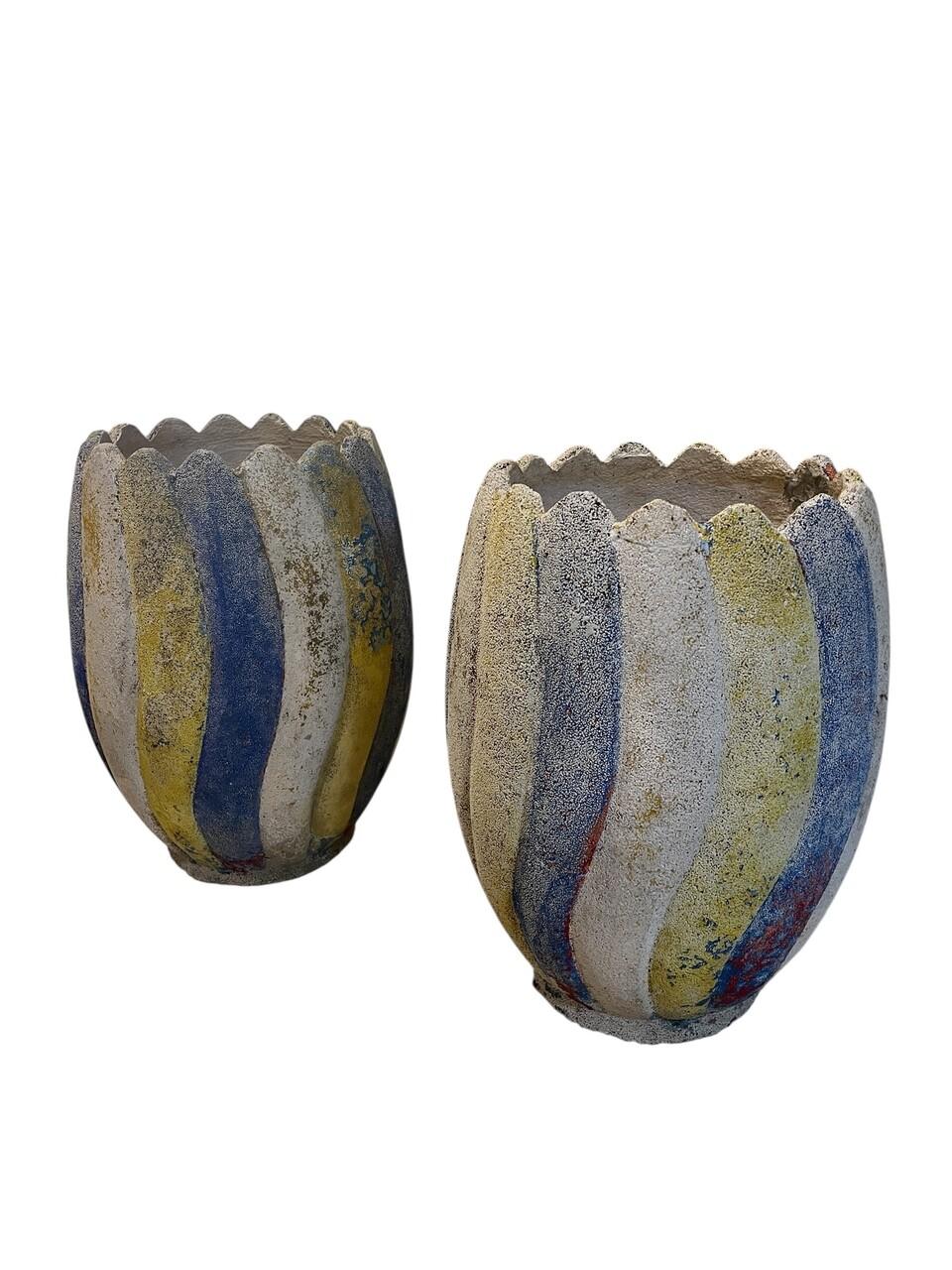 Favolosa coppia di fioriere francesi per tulipani degli anni '50 in cemento composito, con un design a coste e ondulato. Una coppia unica nel suo genere!