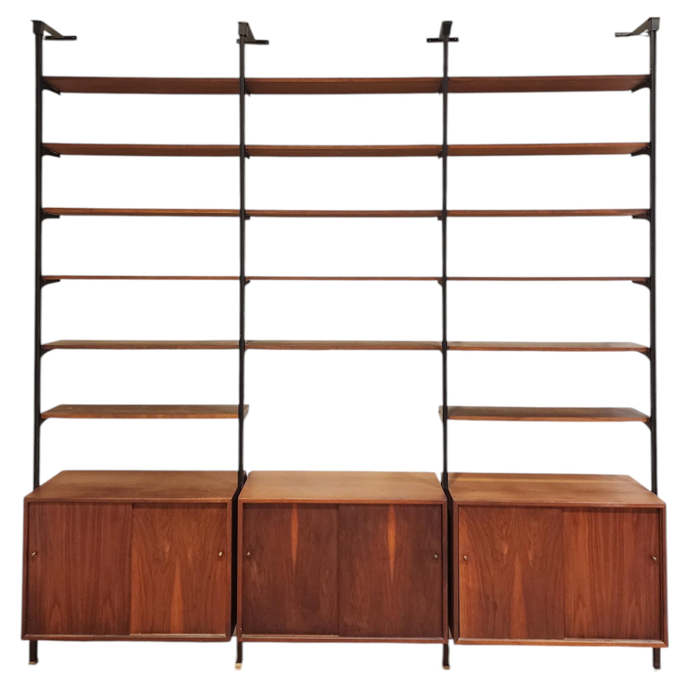Mueble modular de pared «Omni-Style» de George Nelson, en nogal con estructura de metal negro