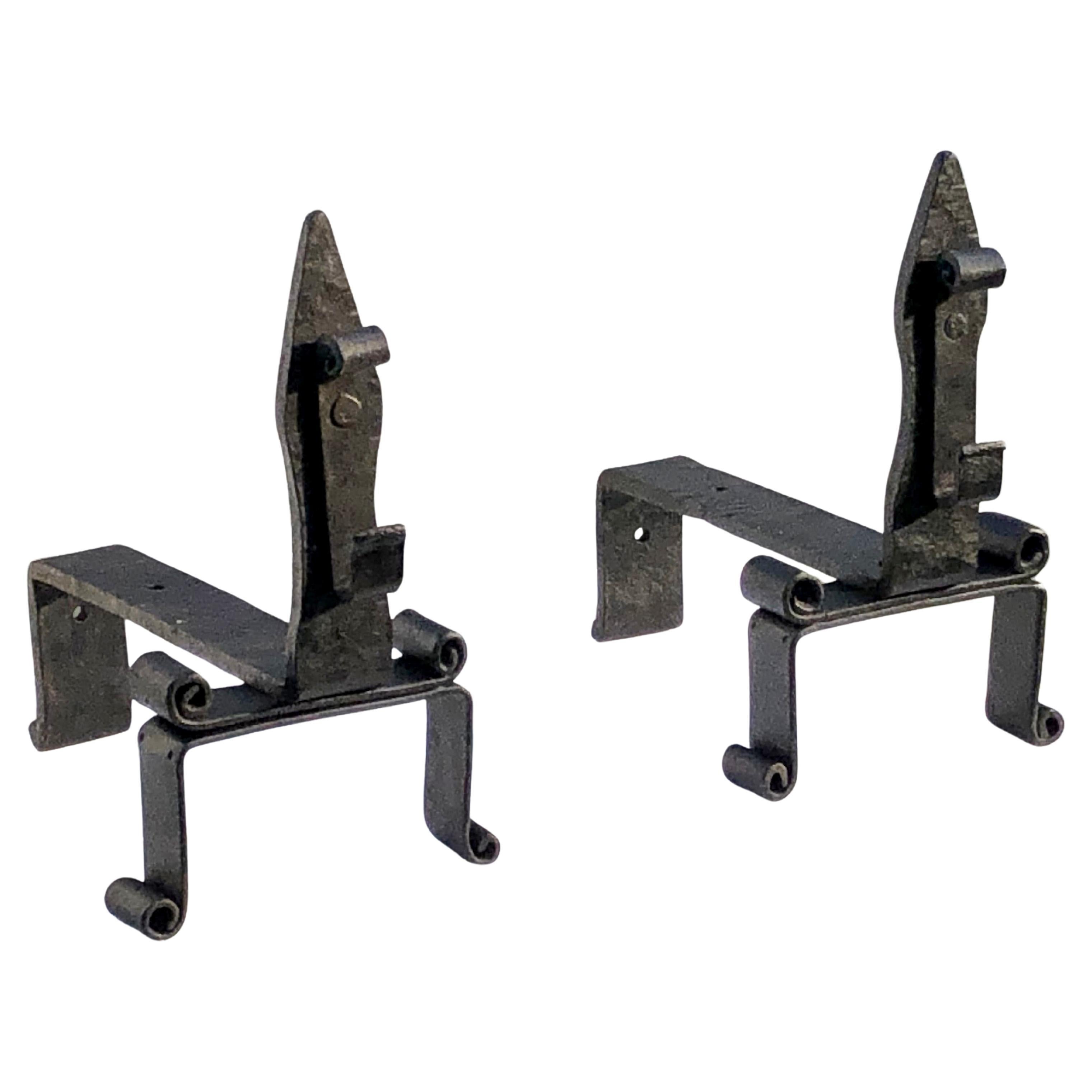 Ein Paar schmiedeeiserne ANDIRONS von NEOCLASSICAL BRUTALIST SHABBY-CHIC, Frankreich 1960 im Angebot