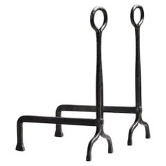 COPPIA DI ANDIRON IN FERRO BATTUTO IN STILE MODERNISTA-BRUTALISTA, di JP RICKAERT, Francia, 1970