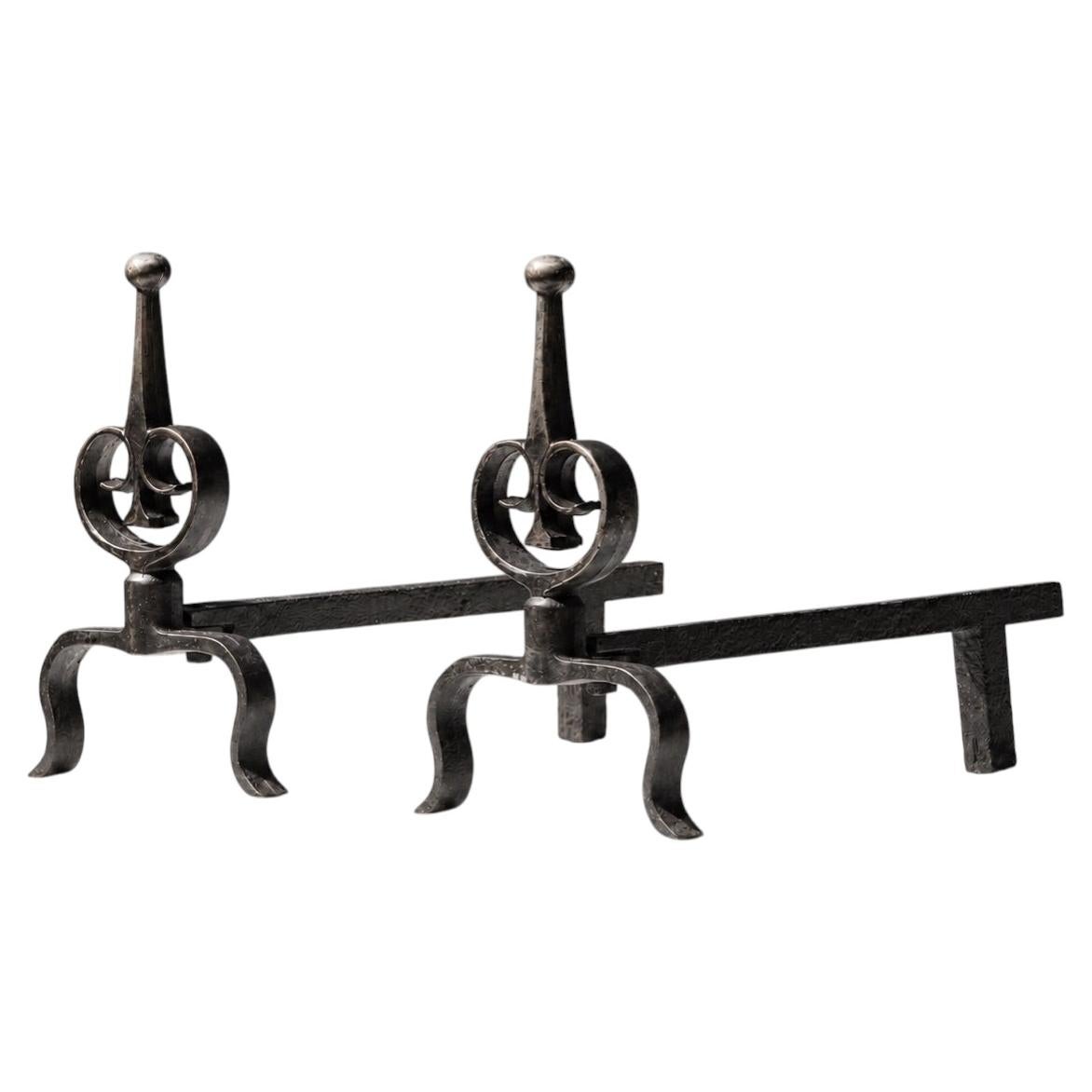 Ein Paar schmiedeeiserne ANDIRONS von NEOCLASSICAL BRUTALIST SHABBY-CHIC, Frankreich 1930