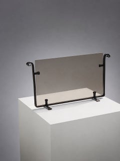 Une cheminée de style néoclassique, minimaliste et brutaliste, en fer forgé et verre. France, 1960