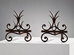 COPPIA di ANDIRON in ferro battuto in stile ART-DECO NEOCLASSICO, con base a forma di S, Francia 1930