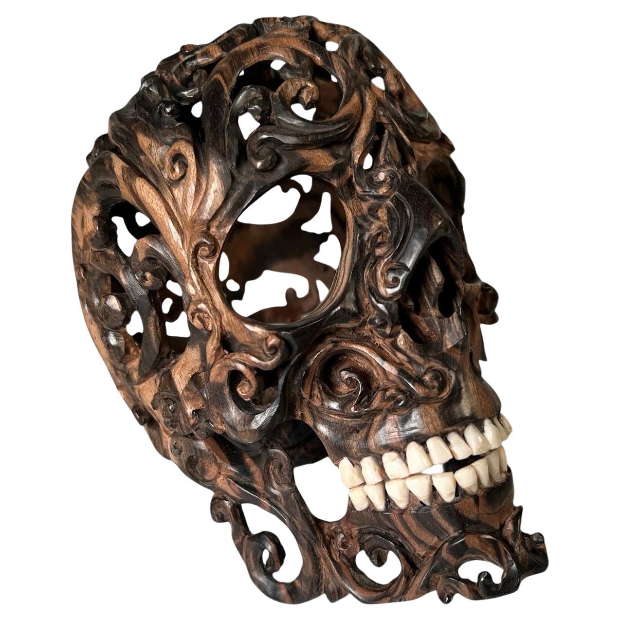 Escultura de calavera de madera tallada