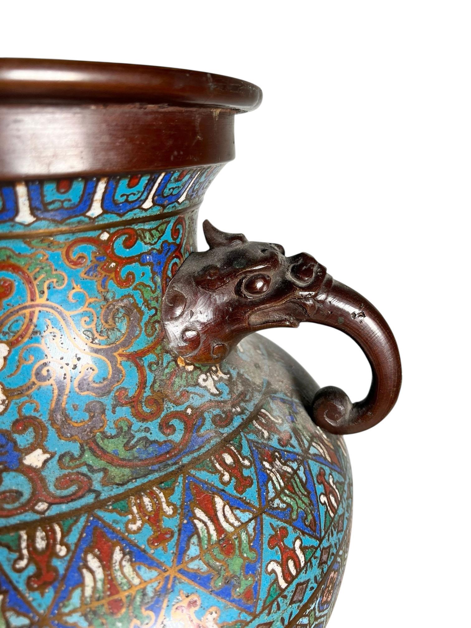 Metallo Urna cinese in bronzo cloisonné con manici We the Beast in vendita