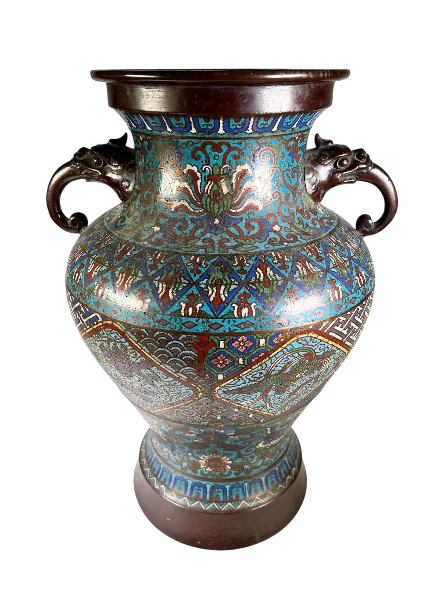 Urna cinese in bronzo cloisonné con manici We the Beast in vendita 3