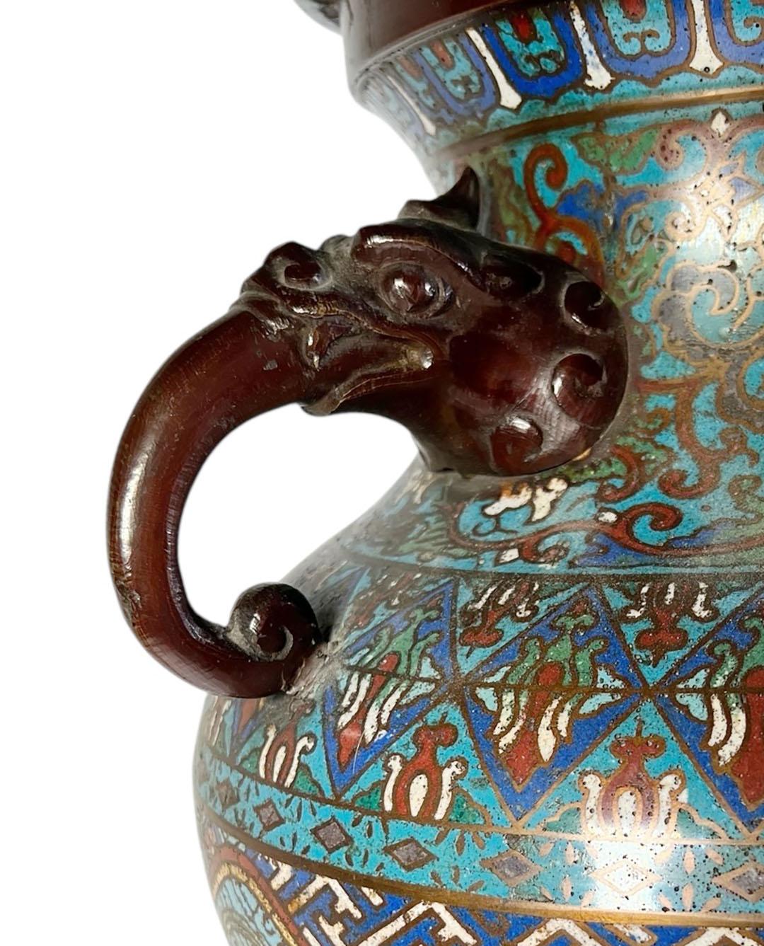 Cinese Urna cinese in bronzo cloisonné con manici We the Beast in vendita