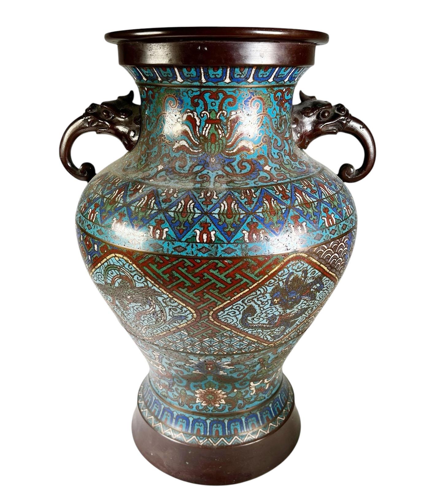 Urna cinese in bronzo cloisonné con manici We the Beast in vendita 1