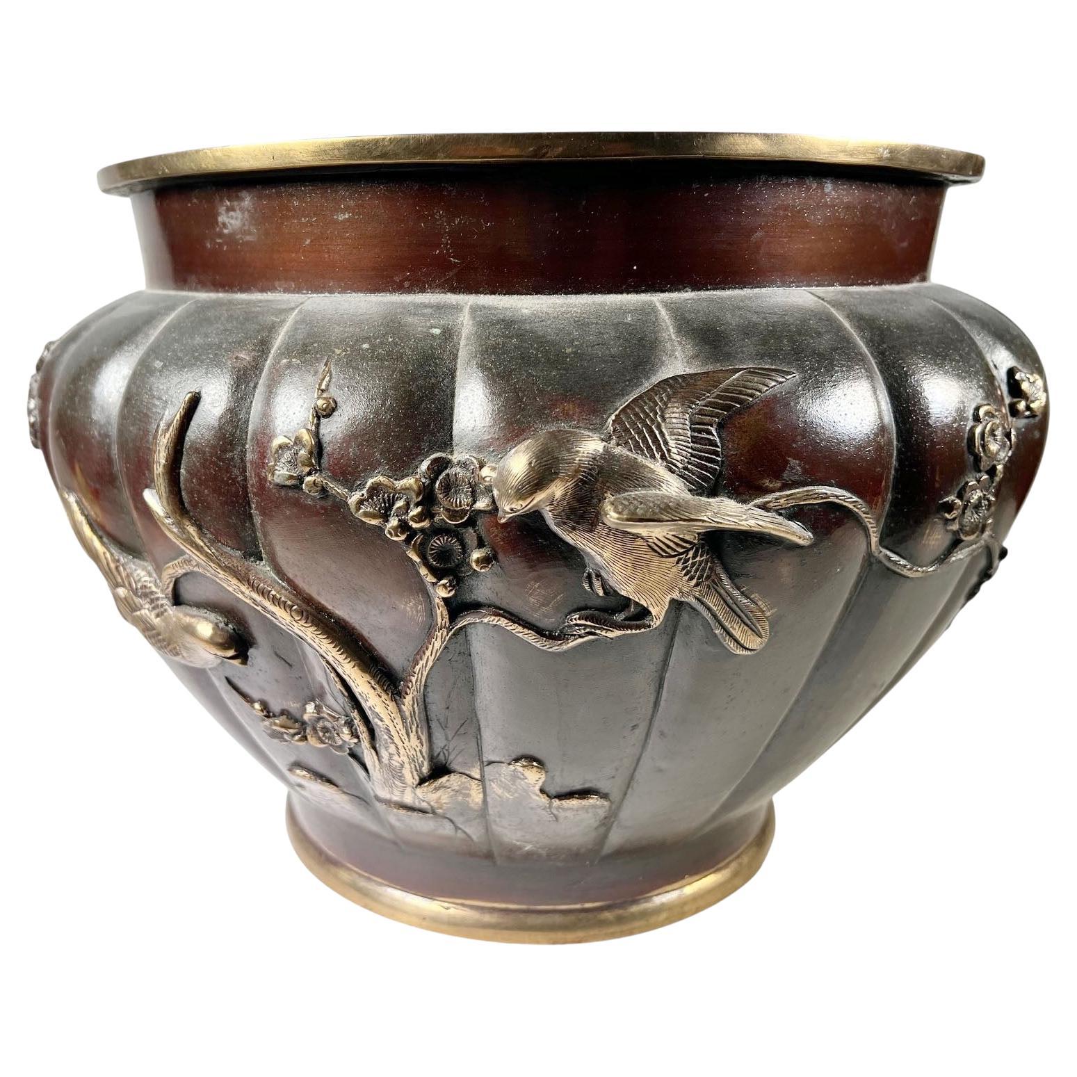 Jardinière cinese del XIX secolo in bronzo con uccelli e rilievi floreali in vendita