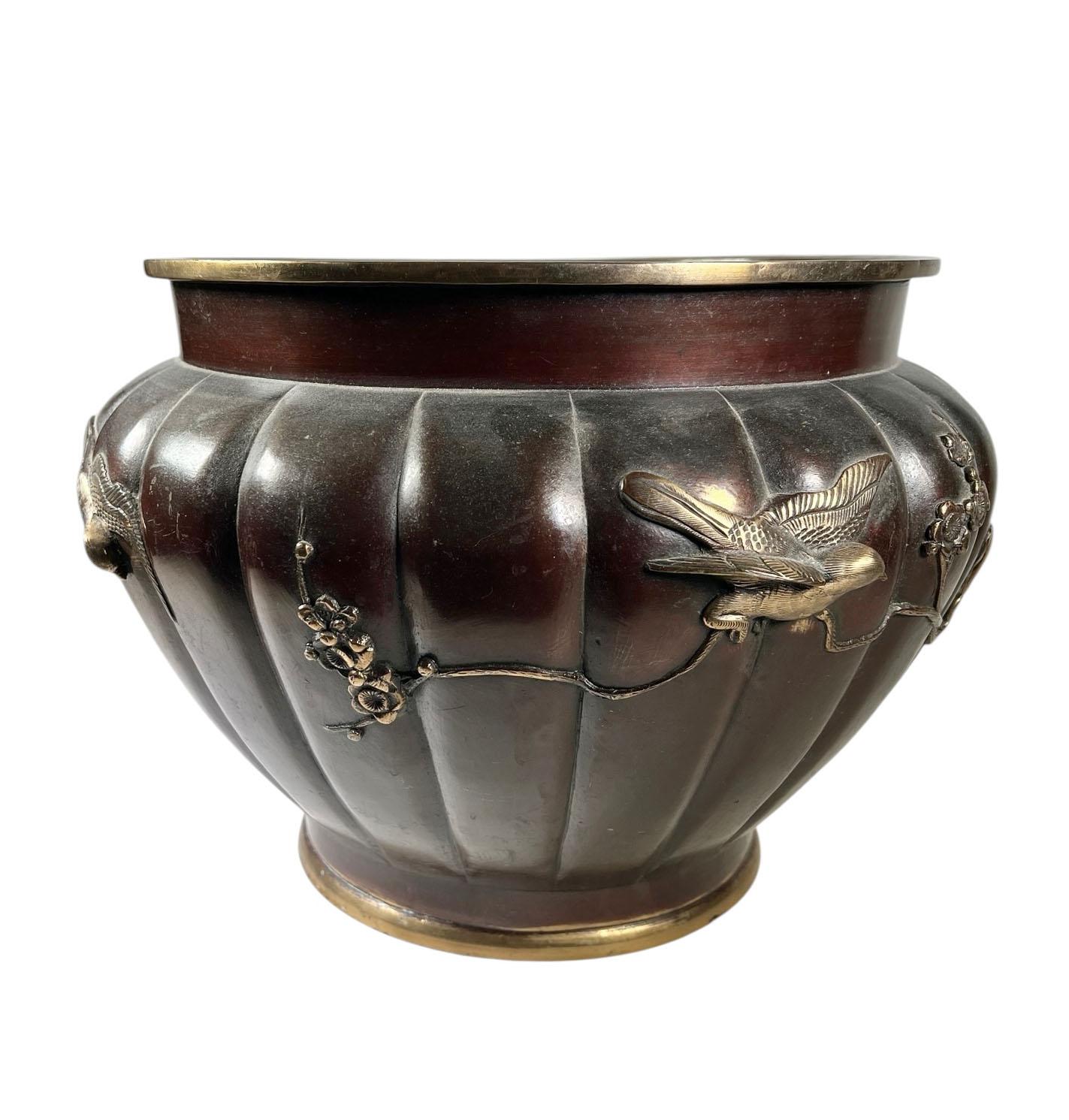 Bronzo Jardinière cinese del XIX secolo in bronzo con uccelli e rilievi floreali in vendita