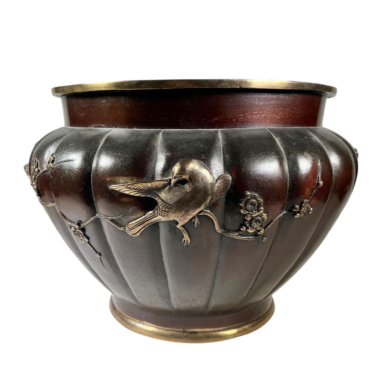 Cinese Jardinière cinese del XIX secolo in bronzo con uccelli e rilievi floreali in vendita