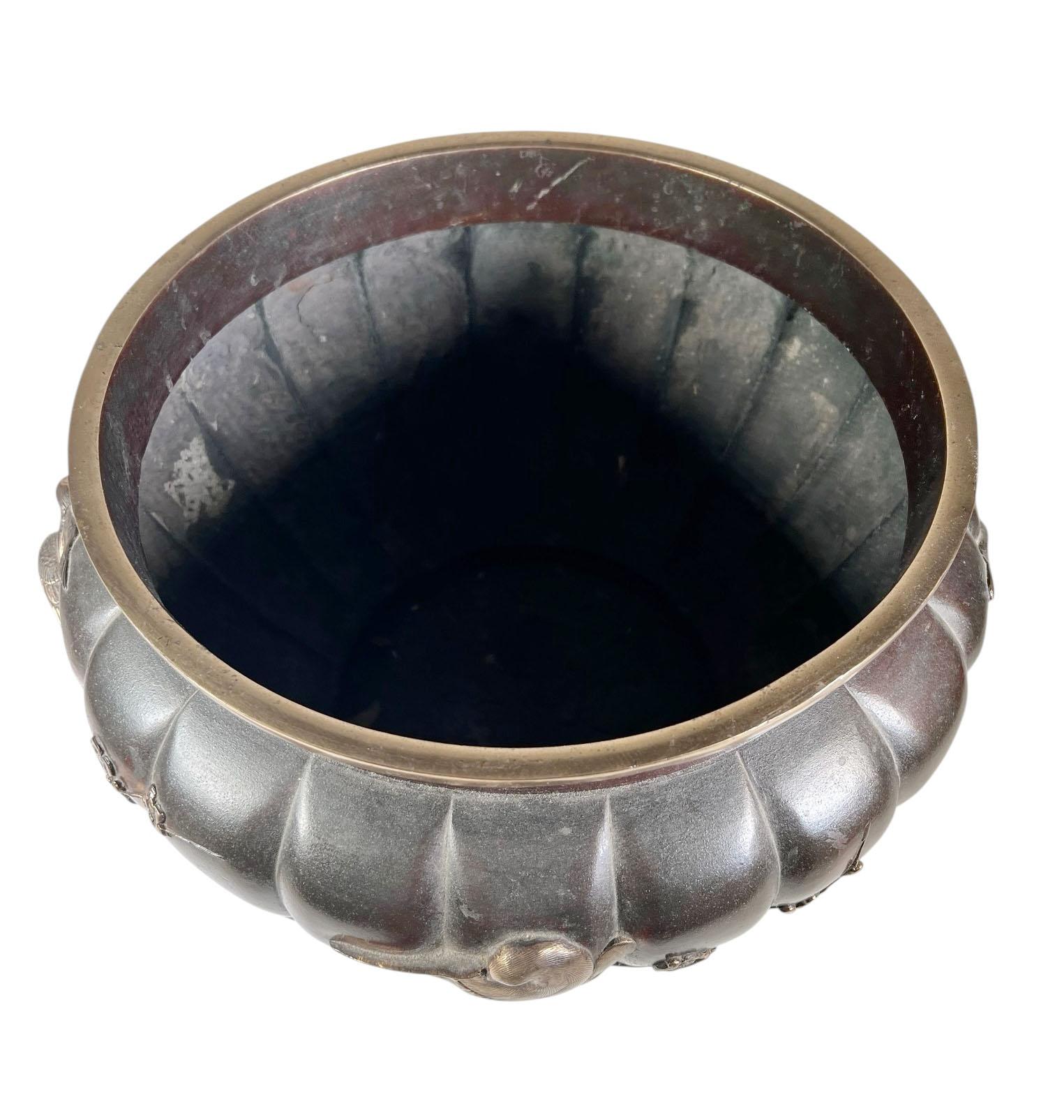 Jardinière cinese del XIX secolo in bronzo con uccelli e rilievi floreali in vendita 1