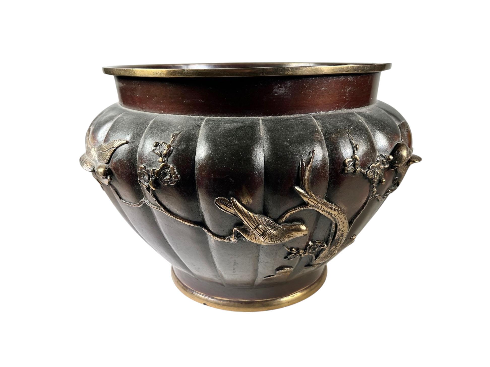 Metà XIX secolo Jardinière cinese del XIX secolo in bronzo con uccelli e rilievi floreali in vendita