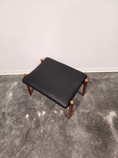 Sgabello in stile danese con rivestimento in ecopelle e legno massello – anni '70