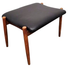 Sgabello in stile danese con rivestimento in ecopelle e legno massello – anni '70