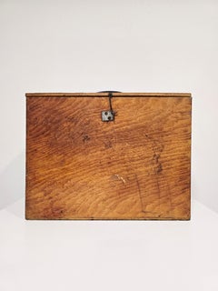 Coffre de rangement / table d'appoint en bois des années 1960, avec poignée de transport