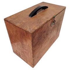 Coffre de rangement / table d'appoint en bois des années 1960, avec poignée de transport