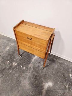 Raro mobile in legno in stile danese degli anni ’70 con rotelle Comodino vintage, comodino T