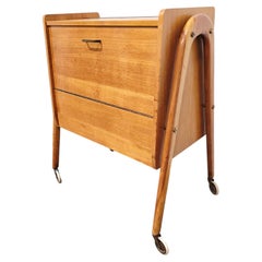 Raro mobile in legno in stile danese degli anni ’70 con rotelle Comodino vintage, comodino T