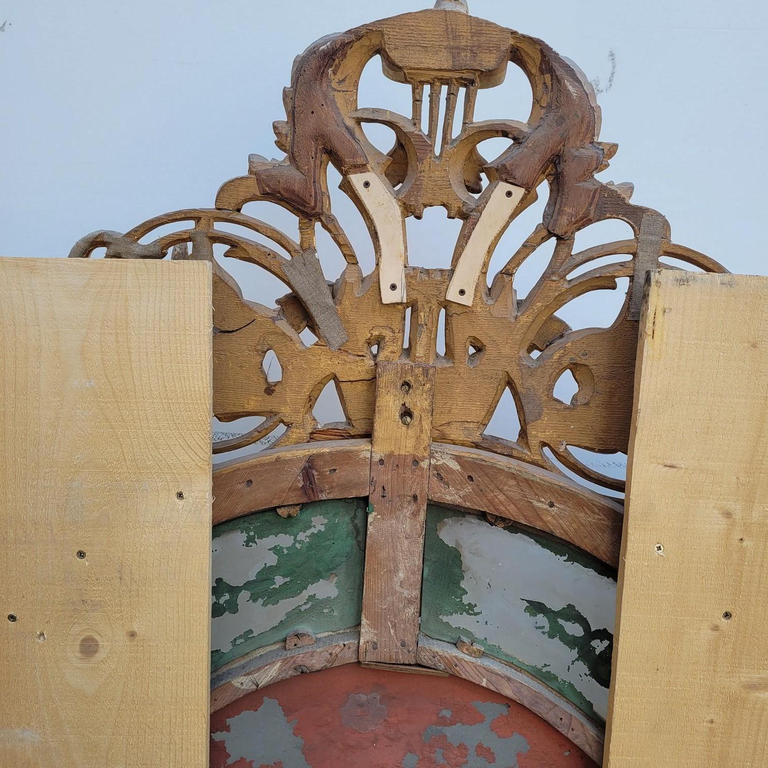 Gran espejo ovalado de madera dorada, Napoleón III, S. XIX en venta 8