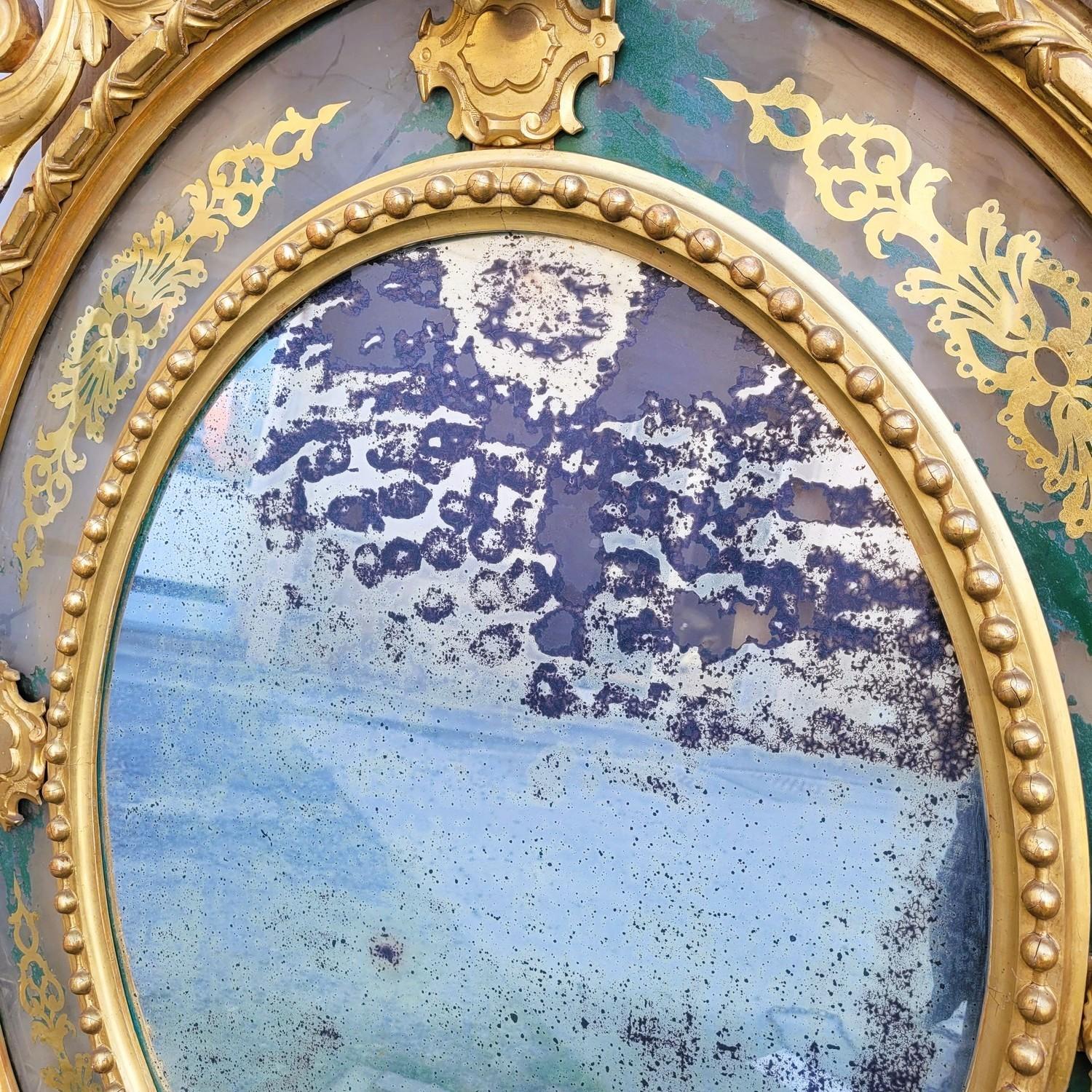 Gran espejo ovalado de madera dorada, Napoleón III, S. XIX Tallado en venta