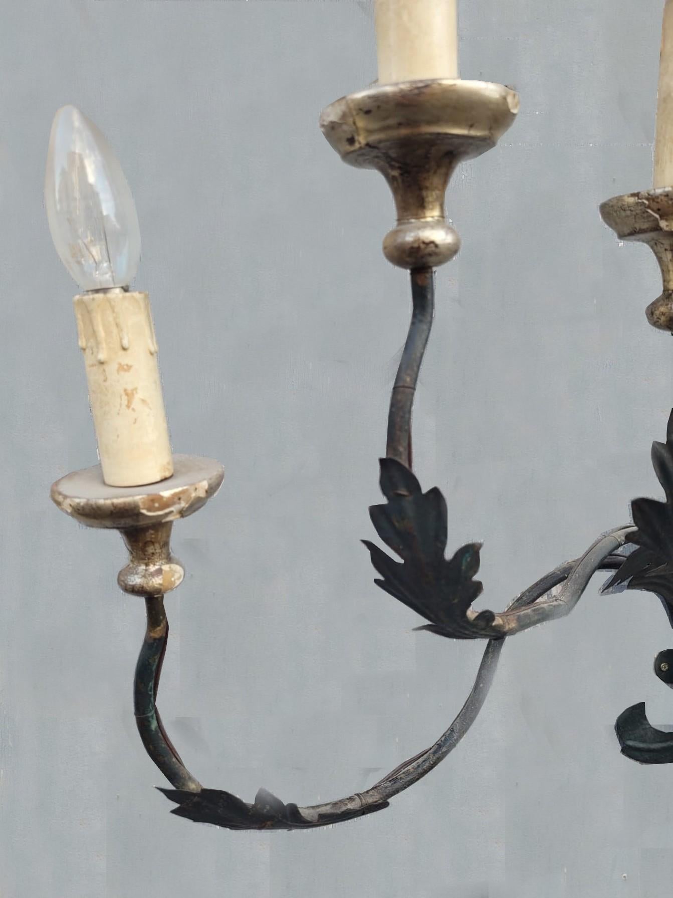 Paire de grandes appliques en fer et en tôle découpée et peinte en vert, avec 7 lumières chacune

Les bougeoirs sont en bois argenté

Bon état général, un peu d'usure

Électricité à revoir

Période : fin du 19e siècle

Hauteur 69cm
81x28cm.