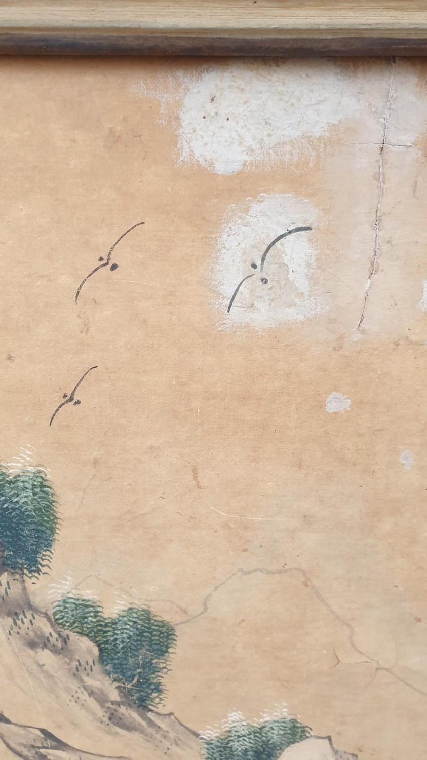 Große Tapete, die eine lebendige chinesische Landschaft zeigt   

Tapete aus dem 19. Jahrhundert, auf Leinwand kaschiert und gerahmt   

Einige Löcher im Papier und alte Restaurierungen - Chips im Rahmen   

Abmessungen mit Rahmen: 117 x 85cm 