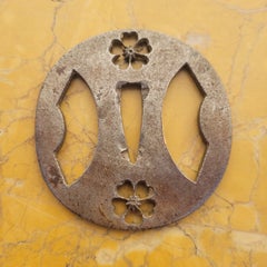 Tsuba in ferro con motivi "sukashi" e sakura (fiori di ciliegio) del periodo Edo giapponese