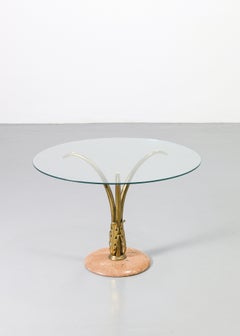 Mesa auxiliar circular italiana de mármol rosa salmón, latón y cristal, de alrededor de