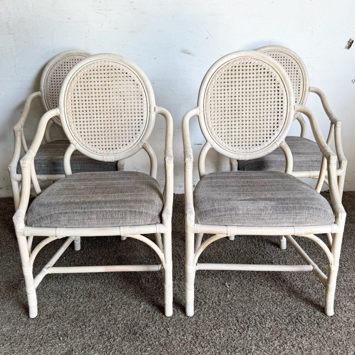 Diese Esszimmerstühle aus weißem, gewaschenem Rattan bringen mit ihren Rückenlehnen aus geflochtenem Rohr und den robusten Rattangestellen luftige Eleganz in jeden Raum. Das Vierer-Set bietet einen zeitlosen küstennahen Charme, der sich perfekt für
