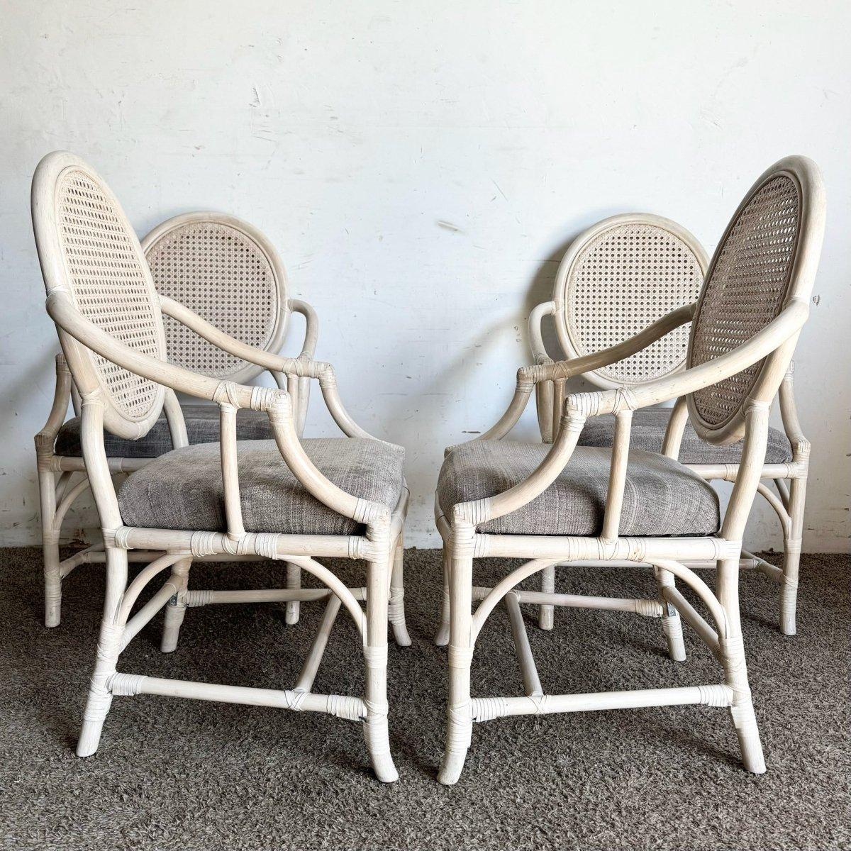 Coastal White Washed Cane Back Rattan Dining Arm Chairs - Set von 4 (amerikanisch) im Angebot