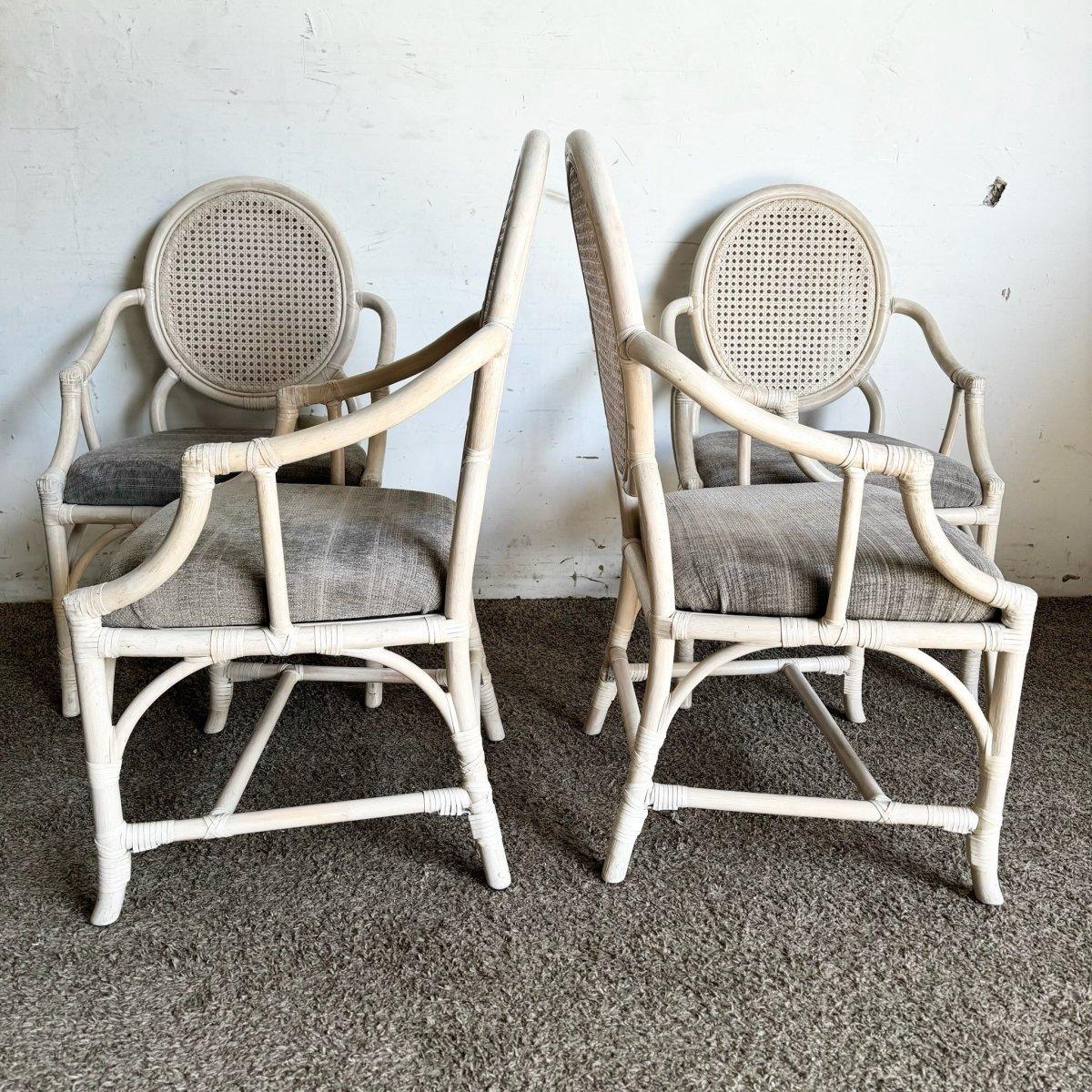 Coastal White Washed Cane Back Rattan Dining Arm Chairs - Set von 4 (Ende des 20. Jahrhunderts) im Angebot