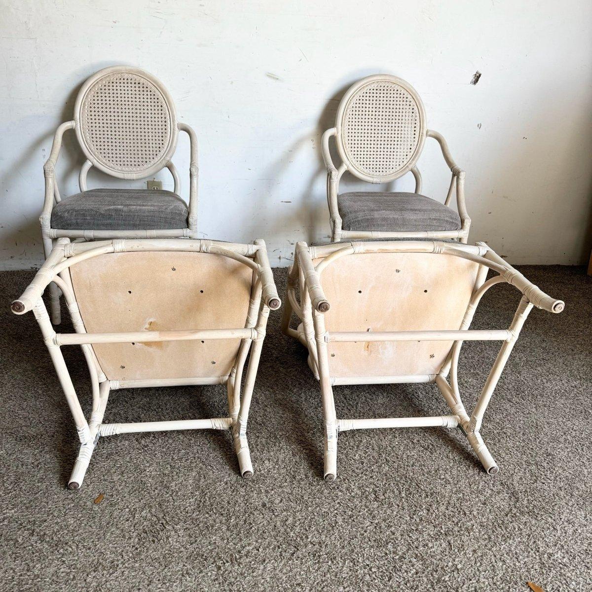 Coastal White Washed Cane Back Rattan Dining Arm Chairs - Set von 4 (Böhmisch) im Angebot